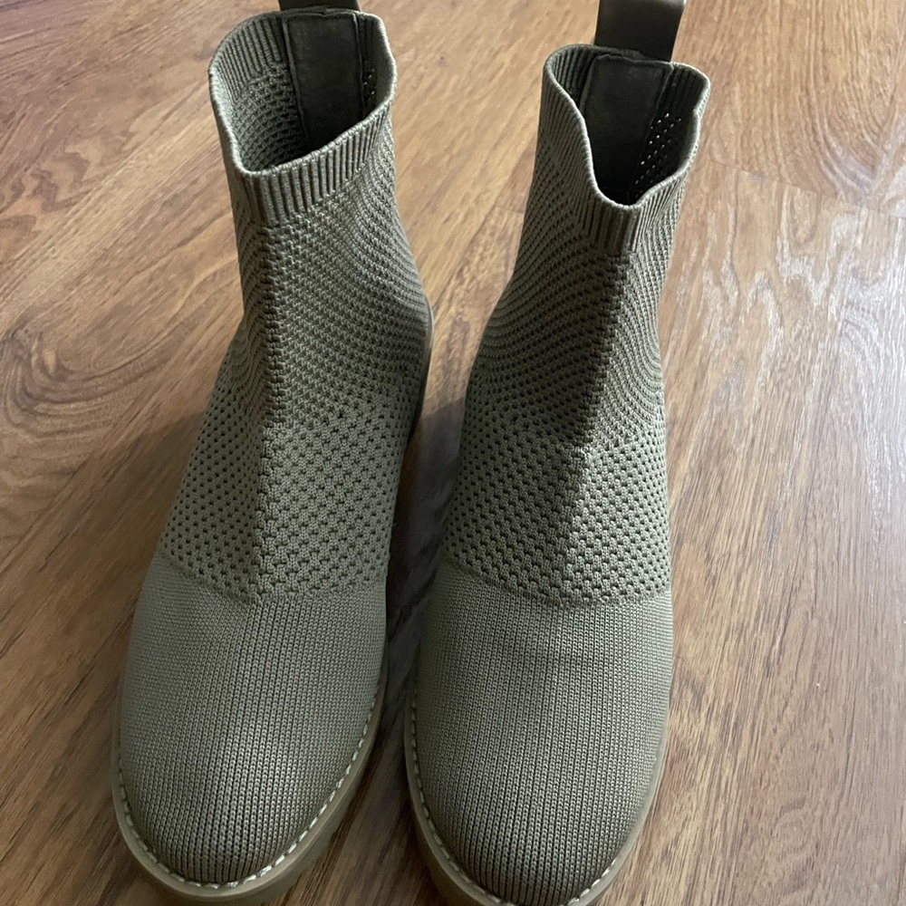 Cushionare piggy knit wedge memory foam boot